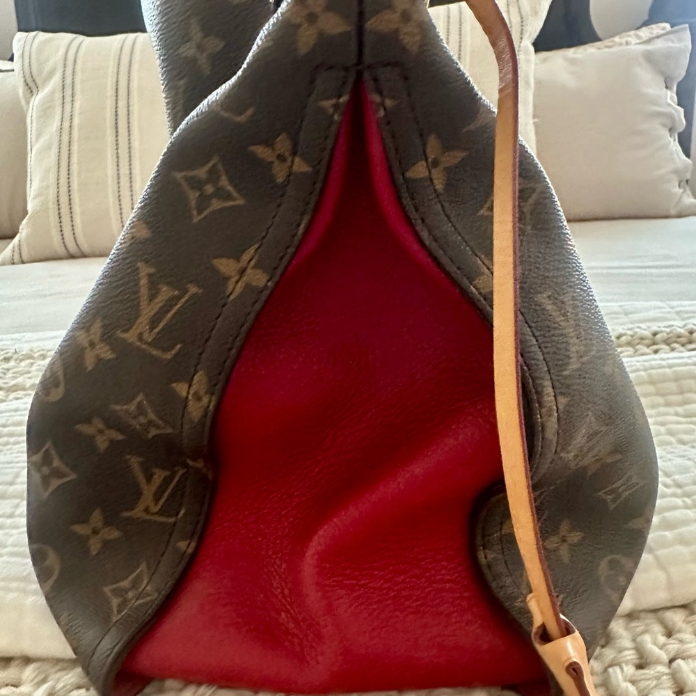 Louis Vuitton Gaia Cerise MM Shoulder Bag - Picture 2 of 13